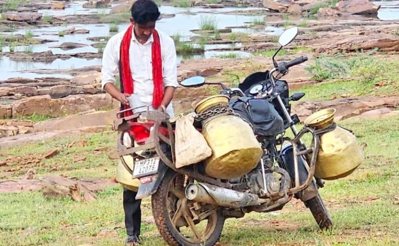 नदी किनारे जाकर दूध में पानी मिला रहा था दूधिया, कलेक्टर ने वायरल कर दी तस्वीरें