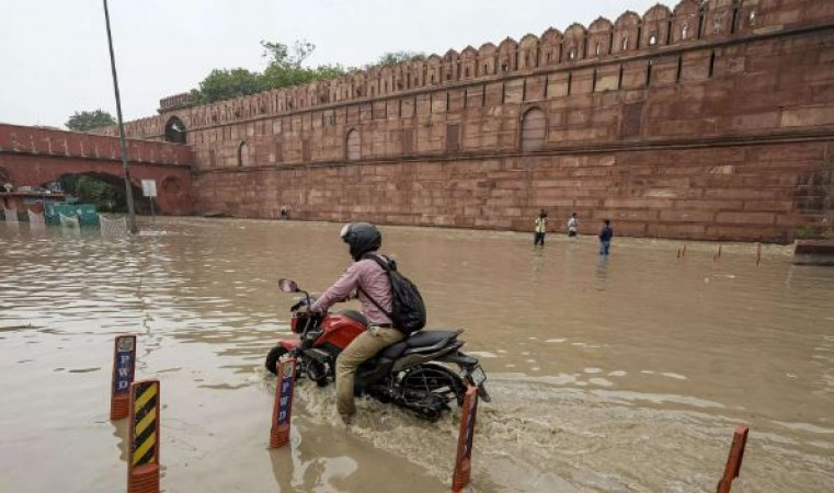 दिल्ली में हुई हल्की बारिश, यमुना अब भी खतरे के निशान से ऊपर