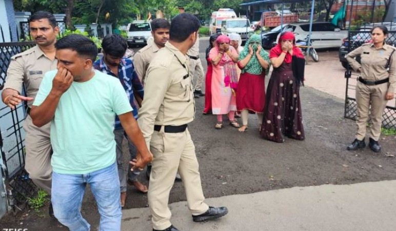 इंदौर की पॉश कॉलोनी में चल रहा था सेक्स रैकेट, अचानक पहुंची पुलिस और फिर...
