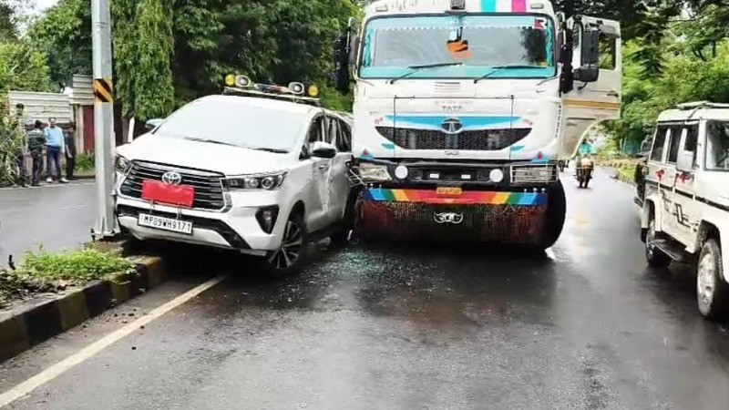तेज रफ्तार डंपर ने जिला कलेक्टर की गाड़ी को मारी टक्कर
