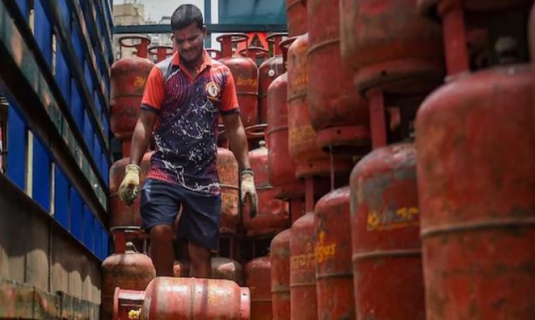 69 रुपए सस्ता हुआ LPG सिलेंडर ! जेट के ईंधन में भी 6600 की कटौती