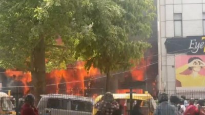 दिल्ली के आई-7 हॉस्पिटल में लगी भयंकर आग, मौके पर पहुंचीं फायर ब्रिगेड की 16 गाड़ियां