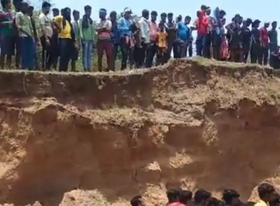 जबलपुर में बड़ा हादसा, रेत की अवैध खदान धंसने से 3 की हुई मौत, खतरे में है कइयों की जान