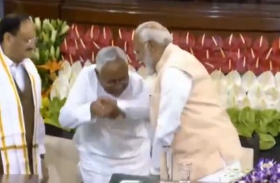 NDA की बैठक में नीतीश कुमार ने छुए पीएम मोदी के पैर ! देखकर दंग रह गए तमाम सांसद, Video