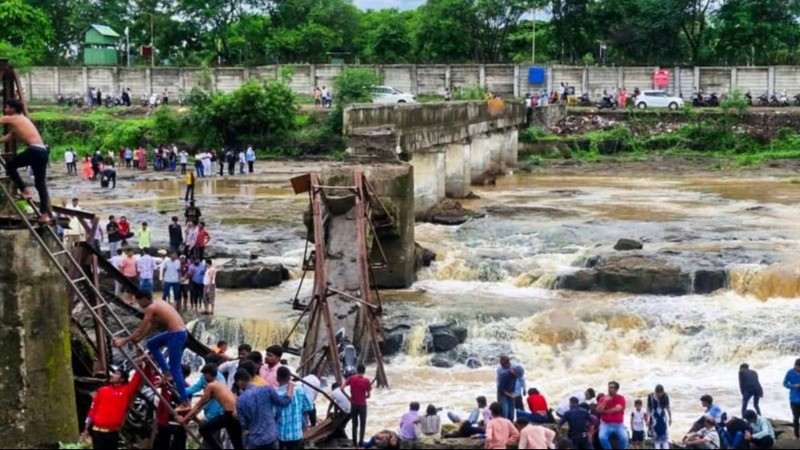महाराष्ट्र में ढह गया 32 वर्ष पुराना पुल, हादसे के वक़्त 100 से अधिक लोग थे सवार