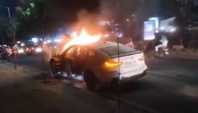 अचानक BMW कार में लग गई भयंकर आग, मची अफरा-तफरी