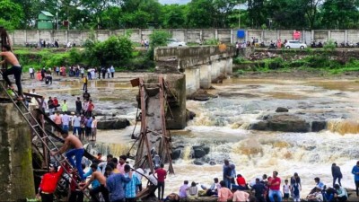 महाराष्ट्र में ढह गया 32 वर्ष पुराना पुल, हादसे के वक़्त 100 से अधिक लोग थे सवार