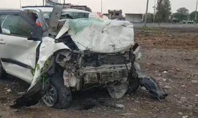 गुना: बेटे को नींद आने पर डिवाइडर से टकराई कार, दुखद हादसे में माता-पिता समेत 3 की मौत