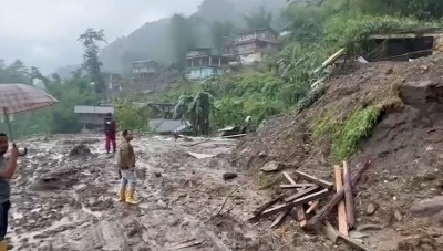 सिक्किम में बारिश और लैंडस्लाइड से बुरा हाल, खतरे में 2000 पर्यटकों की जिंदगी