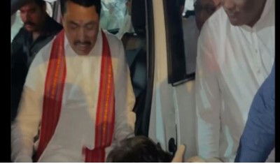 महाराष्ट्र कांग्रेस प्रमुख नाना पटोले ने कार्यकर्ता से धुलवाए पैर, भाजपा बोली- जब सत्ता में नहीं हैं, तो ये हाल हैं..