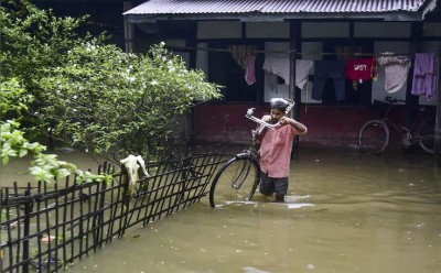 असम में बाढ़ से स्थिति भयानक, अब तक 37 लोगों की मौत, लगभग 4 लाख लोग प्रभावित
