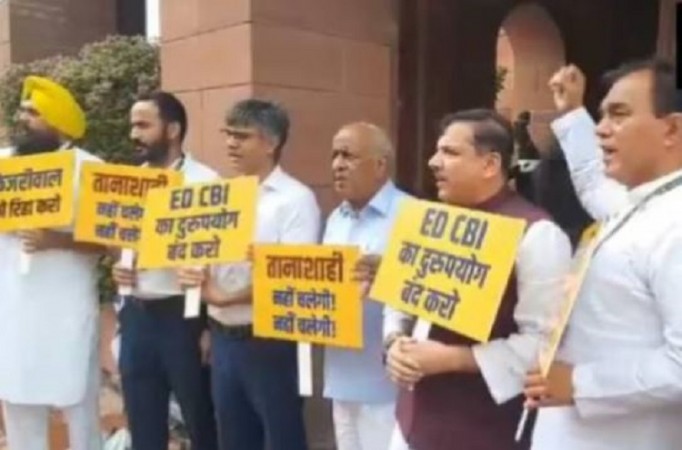 'केजरीवाल को रिहा करो..', संसद में AAP नेताओं का प्रदर्शन, प्रधानमंत्री से भी जवाब की मांग