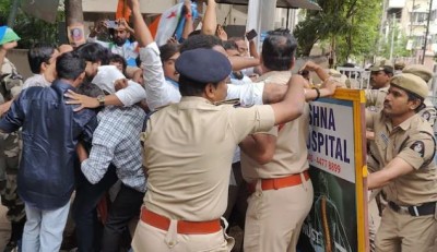 NEET विवाद: हैदराबाद में छात्र संगठनों ने केंद्रीय मंत्री के आवास को घेरा, पुलिस ने हिरासत में लिया