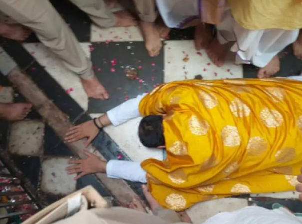 राधा रानी पर विवादित बयान देने वाले प्रदीप मिश्रा ने अब श्रीजी मंदिर में नाक रगड़कर मांगी माफ़ी