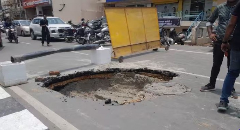 लापरवाही पर एक्शन ! अयोध्या में घटिया सड़क निर्माण करने पर 6 इंजीनियर निलंबित, योगी सरकार ने मांगी रिपोर्ट