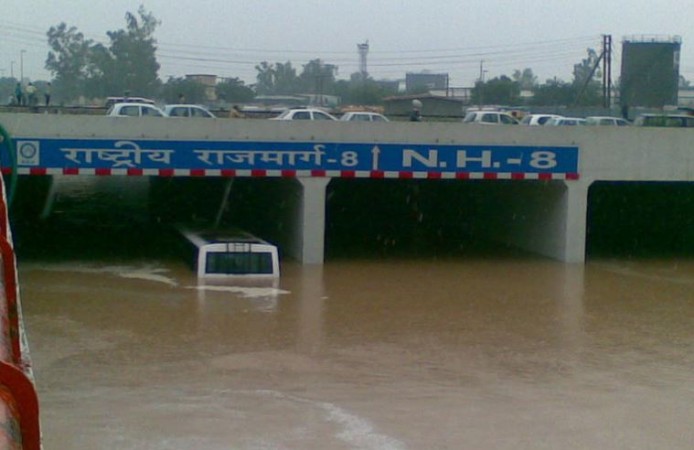 दिल्ली में भारी बारिश से 5 लोगों की मौत, कई इलाकों में पेड़ उखड़े, दीवारें गिरीं