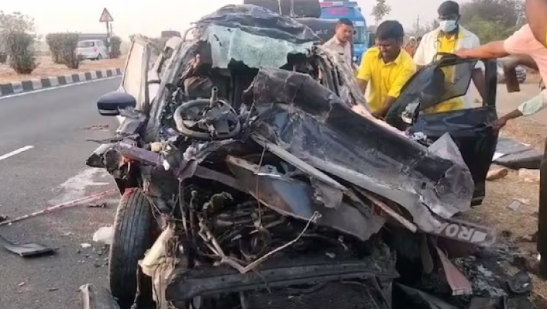 आंध्र प्रदेश में ट्रक और कार की भीषण टक्कर, 5 लोगों की दुखद मौत