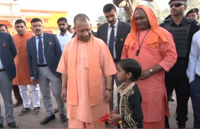 देवी पाटन मंदिर में सीएम योगी ने की पूजा अर्चना, स्कूल पहुंचकर बच्चों से भी की बात