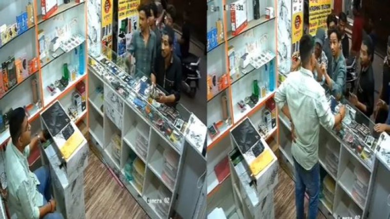 अज़ान के वक़्त हनुमान चालीसा बजाने को लेकर हुआ विवाद, बैंगलोर में हिन्दू दुकानदार की पिटाई, Video