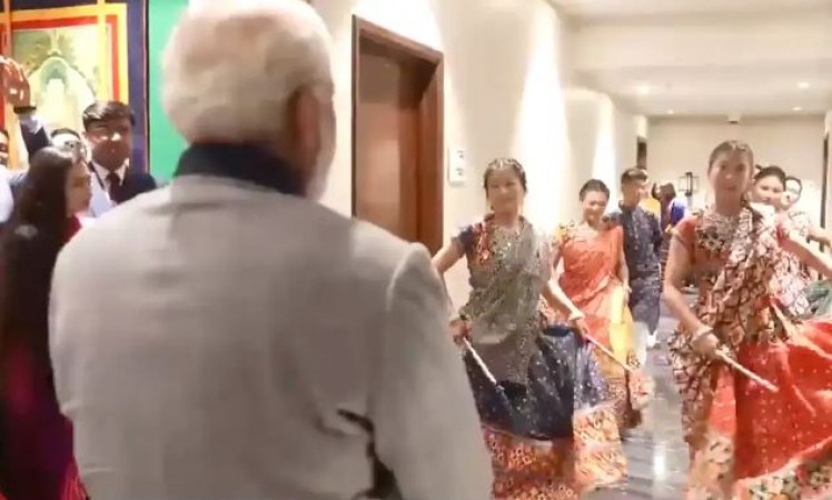 प्रधानमंत्री मोदी के लिखे गीत पर भूटान के युवाओं ने किया गरबा, पीएम तोबगे बोले - आपका स्वागत है मेरे बड़े भाई
