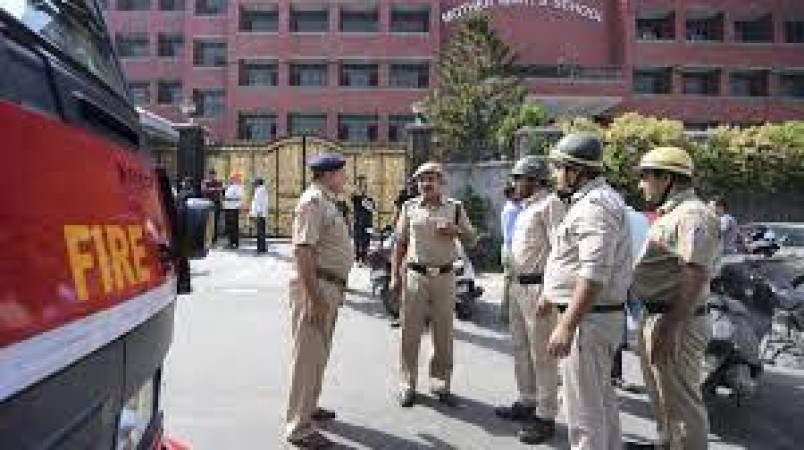 दिल्ली-NCR के 100 से अधिक स्कूलों को मिली बम से उड़ाने की धमकी, जांच में जुटी पुलिस की टीम