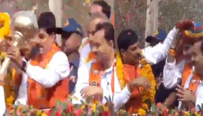 रथ पर गदा घुमा रहे थे सीएम मोहन यादव, कांग्रेस से भाजपा में आए विधायक रामनिवास रावत के माथे में लगी, Video