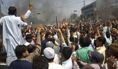 PoK में पाकिस्तान सरकार विरोधी प्रदर्शन तेज, पुलिस ने छोड़े आंसू गैस के गोले, हिरासत में 70 लोग