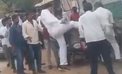 कांग्रेस नेता नागेश शेटकर ने वोटर को मारी लात, तेलंगाना में आज मतदान के दिन का Video वायरल
