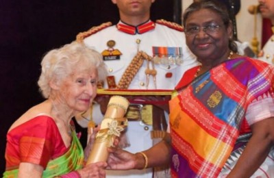 101 साल की फ़्रांसिसी महिला, 50 वर्षों से सीखा रहीं योग, राष्ट्रपति मुर्मू ने 'पद्मश्री' से किया सम्मानित