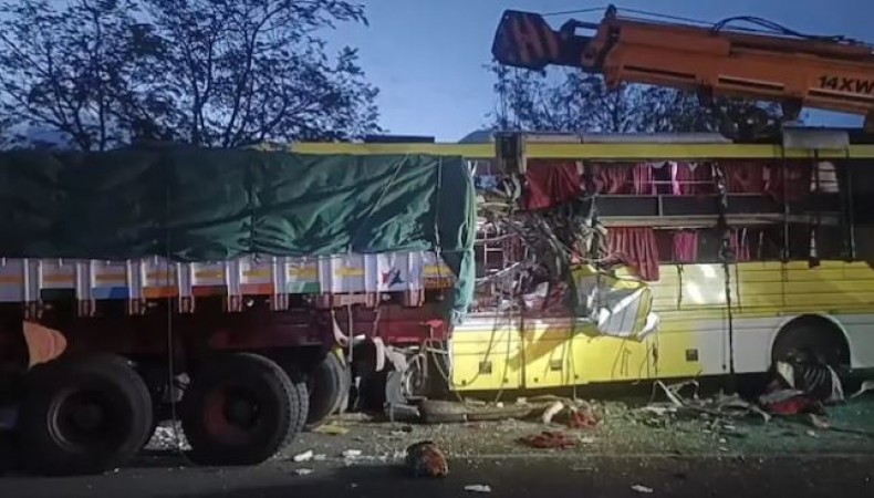 तमिलनाडु: ट्रक और यात्री बस में भीषण टक्कर, 4 लोगों की दुखद मौत