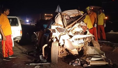 दो ट्रकों से टकराई कार, एक ही परिवार के 6 लोगों की दुखद मौत