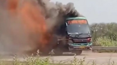 आग का गोला बनी केदारनाथ धाम जा रही बस, यात्रियों ने कूदकर बचाई जान