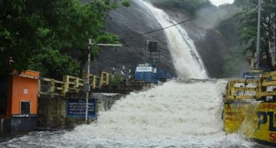 तमिलनाडु के झरने में अचानक आ गई बाढ़, बह गया 17 साल का लड़का