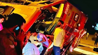 UP में हुआ बड़ा हादसा, फ्लाईओवर से गिरी यात्रियों से भरी बस, दर्जनों हुए घायल