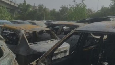 दिल्ली में पार्किंग में लगी भयंकर आग, 17 कारें जलकर हुई राख