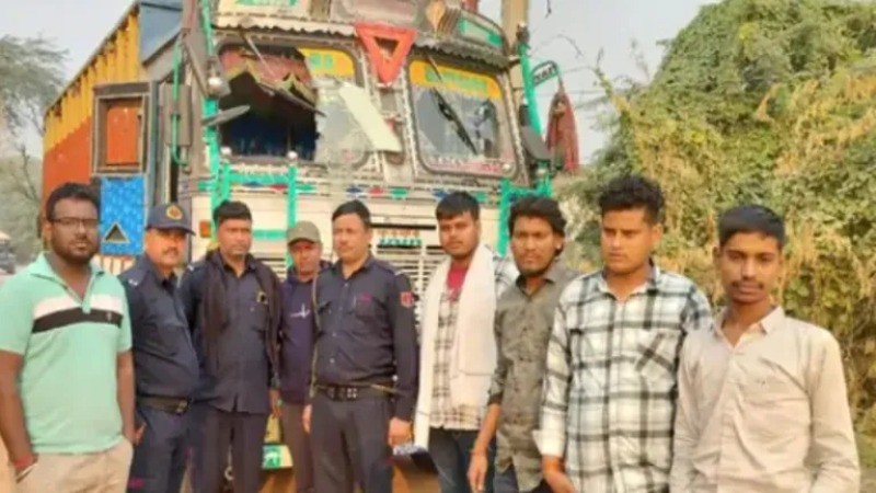 ट्रक में 25-30 गोवंश, मेवात ले जा रहे थे तस्कर..! तभी पहुँच गई पुलिस और...