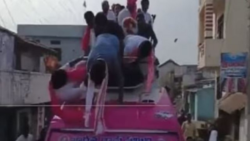 बस पर चढ़कर चुनाव प्रचार कर रहे थे सीएम KCR के बेटे रमा राव, अचानक लगा ब्रेक और गिर पड़े, Video