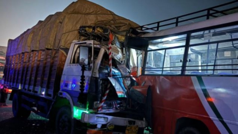यूपी में दर्दनाक हादसा, ट्रक और बस की भिड़ंत में 6 लोगों की मौत, 27 घायल