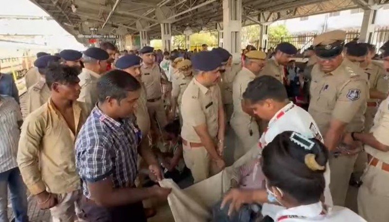 त्योहारी सीजन में घर जाने के लिए सूरत रेलवे स्टेशन पर मची भगदड़, 1 यात्री की मौत, 4 बेहोश