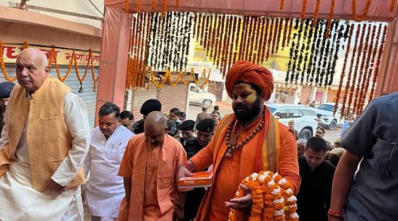 Uttar Pradesh Chief Minister Yogi Adityanath has reached Hanumangarhi temple to offer prayers at Ram Lalla