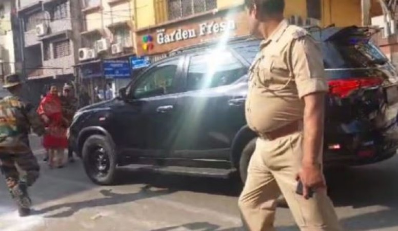 अचानक PM मोदी की कार के सामने कूद पड़ी महिला, टला बड़ा हादसा