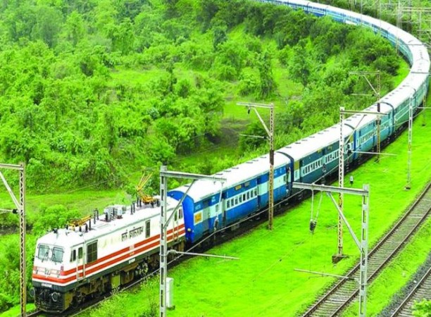 World Cup Final: अहमदाबाद के लिए स्पेशल ट्रेनें चला रहा भारतीय रेलवे, क्योंकि फ्लाइट का किराया हो चुका है 40 हज़ार !
