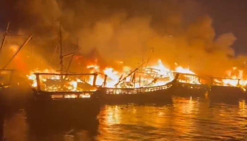 विशाखापत्तनम बंदरगाह पर भड़की भीषण आग, 25 नाव जलकर ख़ाक, बचाव में पहुंची भारतीय नौसेना