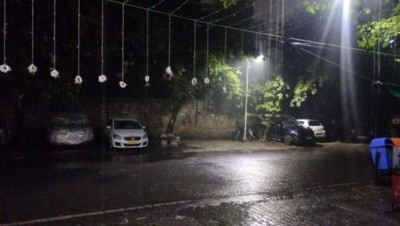 दिल्ली में गरज-चमक के साथ बरसा पानी, ठिठुरन भी बढ़ी, ख़राब मौसम के कारण 16 उड़ानें डाइवर्ट