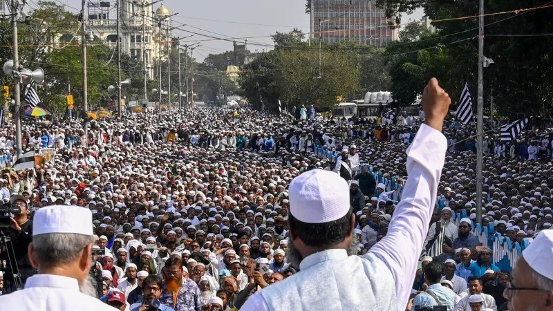 बंगाल में हिन्दू-मुस्लिम दोनों सड़कों पर..! बांग्लादेश मुद्दे पर प्रदर्शन कर रहे हिन्दू, और मुसलमान...