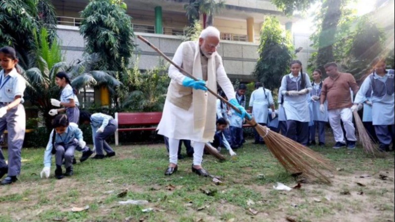 PM मोदी ने बच्चों के साथ लगाई झाड़ू, बोले- 'जिस भारत का सपना...'