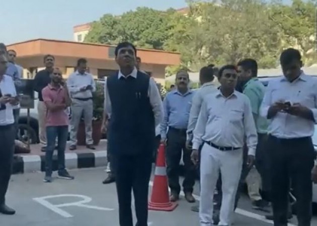 दिल्ली में भूकंप के तेज झटके, दफ्तर से बाहर निकले स्वास्थ्य मंत्री मनसुख मंडाविया