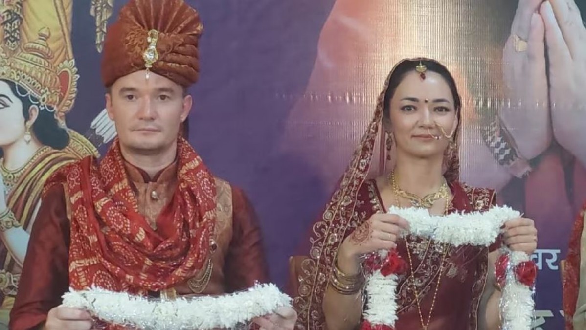रूसी कपल ने हरिद्वार में आकर वैदिक रीति-रिवाज से रचाई शादी, स्वामी परमानंद से लिया आशीर्वाद