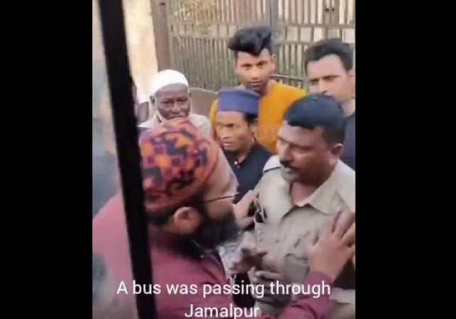 Video: बस के अंदर 'रामधुन' गा रहे थे श्रद्धालु, मुस्लिम भीड़ ने रोका, बोले- ये हमारा इलाका, यहाँ नहीं चलेगा