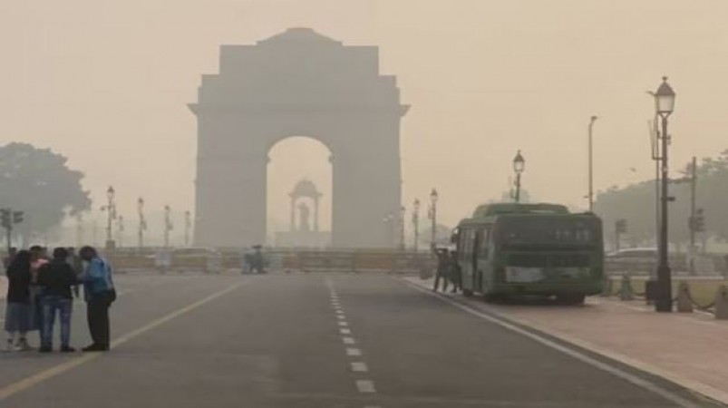 pollution level increases in delhi as winter arrives